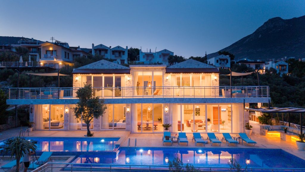 Villa Oasis · Kalkan · Işıklı akşam görünümü